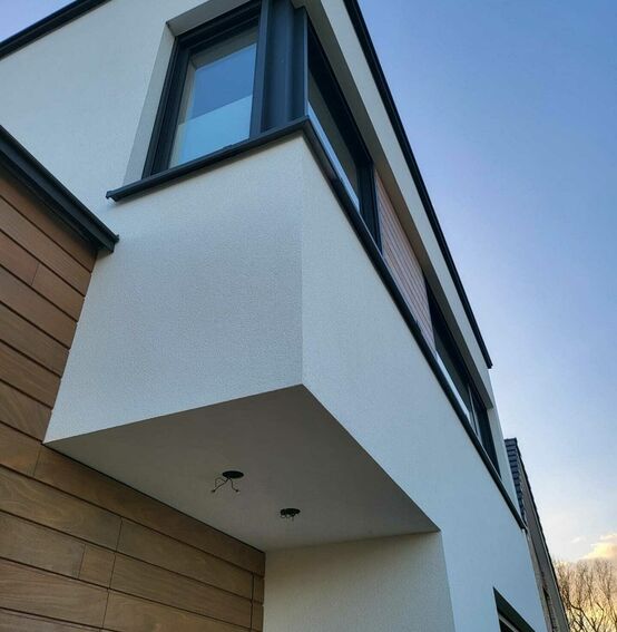 Gevelrenovatie crepi voor een strakke gevel