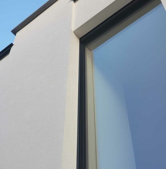 Gevelrenovatie crepi voor een strakke gevel