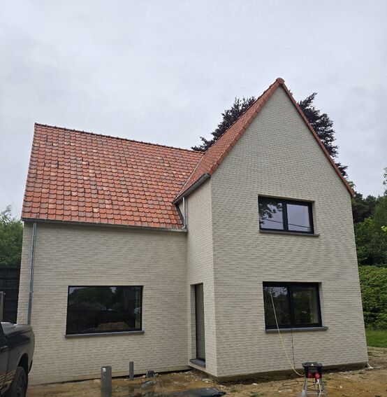 Gevelrenovatie in Ham met minerale steenstrips
